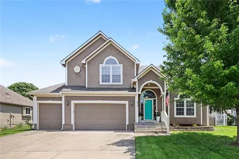 417 S Lakeshore Dr, Raymore, MO 64083