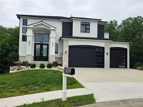 2009 Ridge Tree Dr, Pleasant Hill, MO 64080