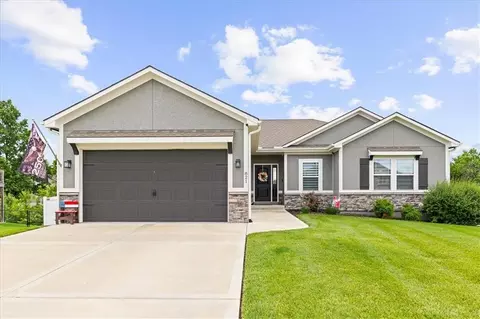 821 Cindy Ln, Raymore, MO 64083