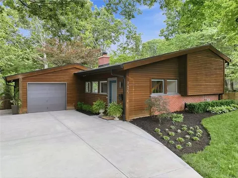 7415 Rosewood Cir, Prairie Village, KS 66208