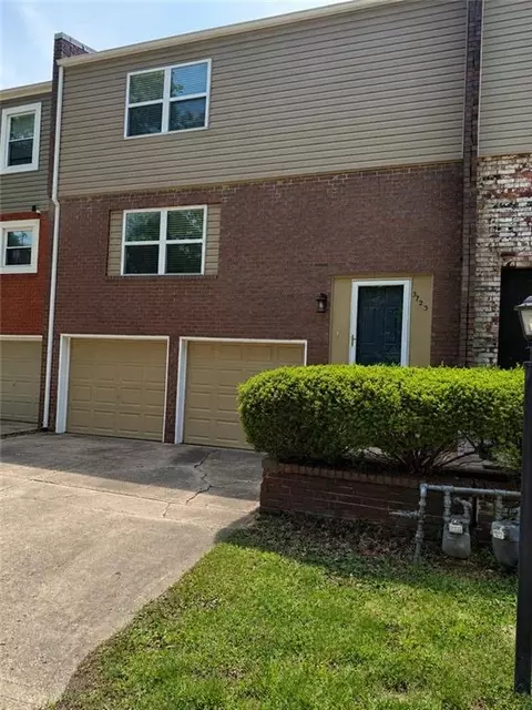 3723 NE Colonial Dr, Lees Summit, MO 64064