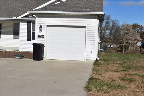 11789 Ridgeway Dr, Saint Joseph, MO 64505