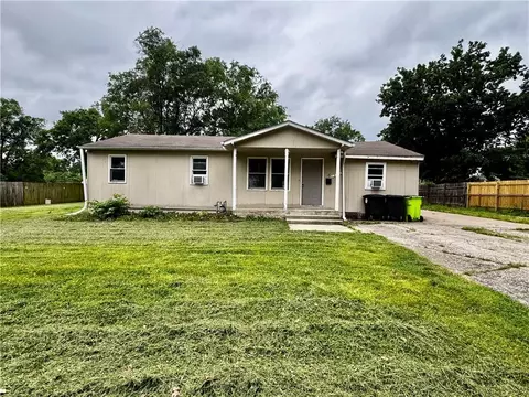 17210 Chestnut Dr, Belton, MO 64012
