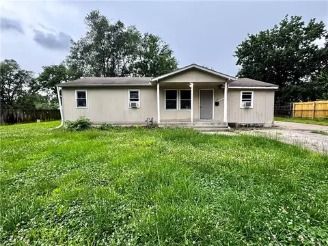 17210 Chestnut Dr, Belton, MO 64012