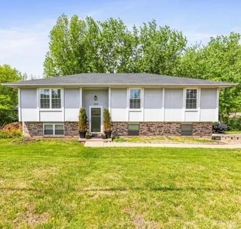 802 S Woodbine Rd, Saint Joseph, MO 64507