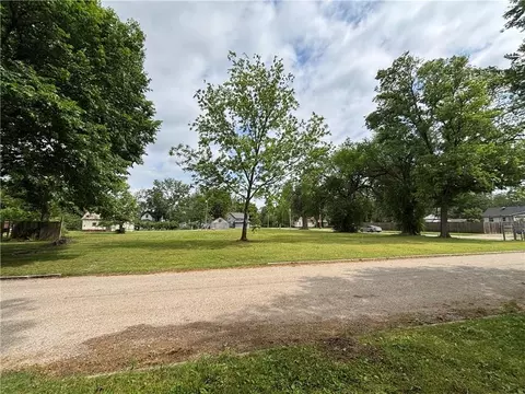 422 E 428 E 3rd St, Cherryvale, KS 67335 photo 2