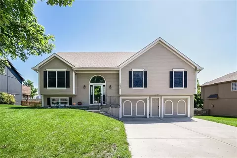 8820 NE 110th St, Kansas City, MO 64157