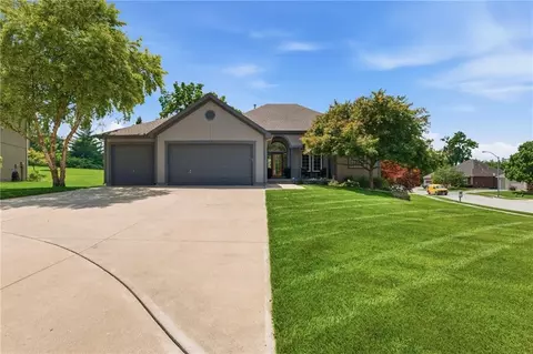 523 Brookwood Ln, Raymore, MO 64083