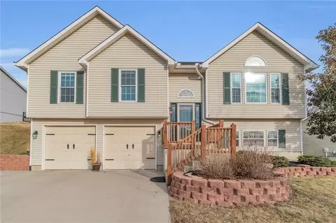 210 E Whispering Hills Blvd, Lone Jack, MO 64070