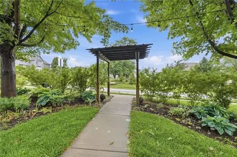 Exterior - 2910 NE Viewpark Pl, Lees Summit, MO 64086 photo 5 of 25