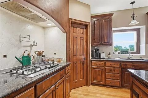 Kitchen - 2910 NE Viewpark Pl, Lees Summit, MO 64086 photo 3 of 6