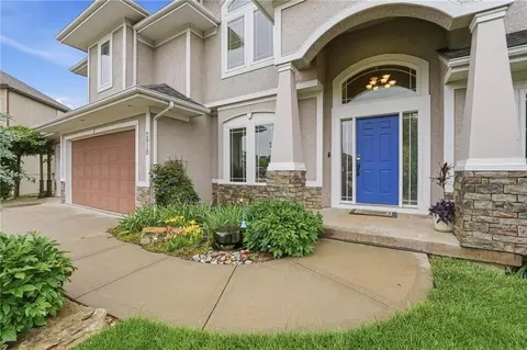 Exterior - 2910 NE Viewpark Pl, Lees Summit, MO 64086 photo 2 of 25