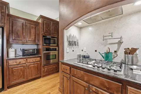 Kitchen - 2910 NE Viewpark Pl, Lees Summit, MO 64086 photo 5 of 6