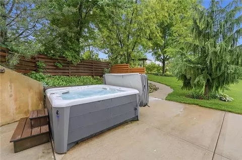 Exterior - 2910 NE Viewpark Pl, Lees Summit, MO 64086 photo 9 of 25