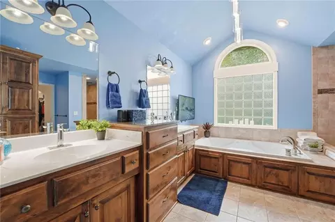 Bath - 2910 NE Viewpark Pl, Lees Summit, MO 64086 photo 2 of 8