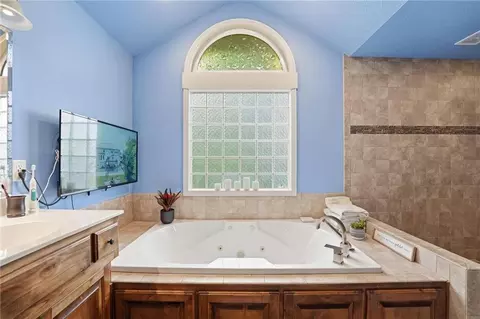 Bath - 2910 NE Viewpark Pl, Lees Summit, MO 64086 photo 4 of 8