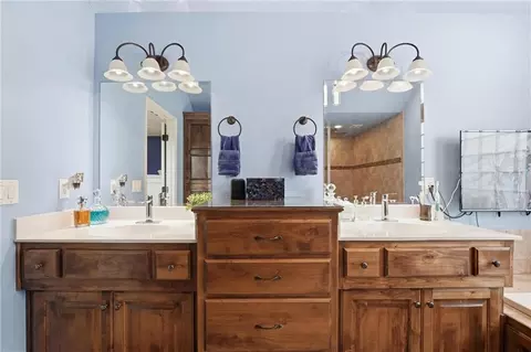 Bath - 2910 NE Viewpark Pl, Lees Summit, MO 64086 photo 3 of 8
