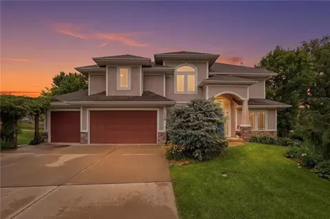 Exterior - 2910 NE Viewpark Pl, Lees Summit, MO 64086 photo 4 of 25
