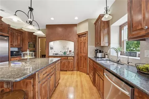 Kitchen - 2910 NE Viewpark Pl, Lees Summit, MO 64086 photo 4 of 6
