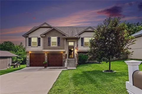 203 E Woodland Ave, Lone Jack, MO 64070