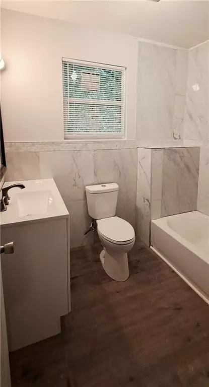 Bath - 526 S Brookside Ave, Independence, MO 64053 photo 2 of 4
