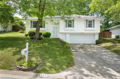 2316 Cougar Rd, Saint Joseph, MO 64506