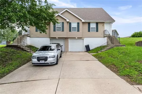 8644-8646 NW Waukomis Dr, Kansas City, MO 64154