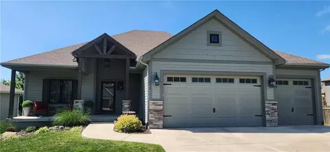 211 Broadmoor Dr, Louisburg, KS 66053