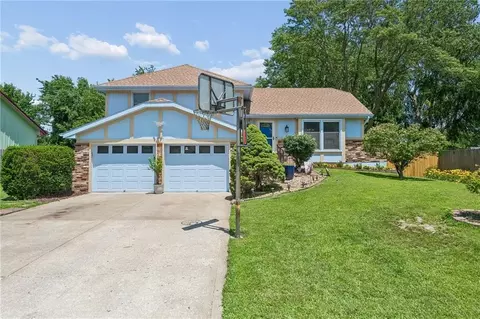 1813 Place Liberte Dr, Liberty, MO 64068