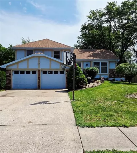1813 Place Liberte Dr, Liberty, MO 64068