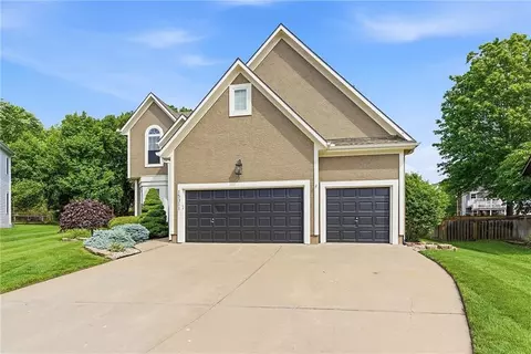 15311 S Navaho Dr, Olathe, KS 66062