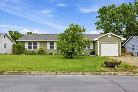 506 South Dr, Marshall, MO 65340