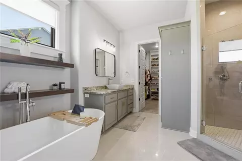 Bath - 330 NW Ambersham Dr, Lees Summit, MO 64081 photo 2 of 4