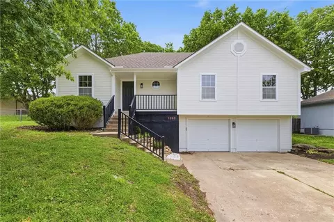 1003 Lincoln St, Pleasant Hill, MO 64080