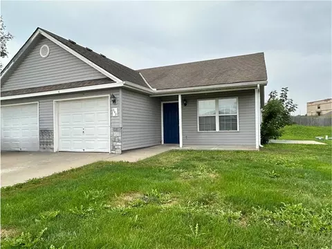 201-203 Birdie Dr, Pleasant Hill, MO 64080