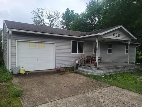 508 S Sinnet St, Girard, KS 66743