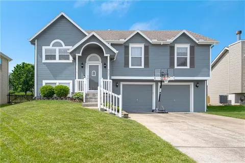 8637 NE 112th St, Kansas City, MO 64157