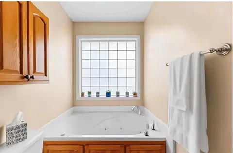 Bath - 205 Aquila Dr, Cameron, MO 64429 photo 2 of 4