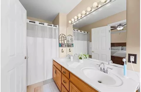 Bath - 205 Aquila Dr, Cameron, MO 64429 photo 1 of 4