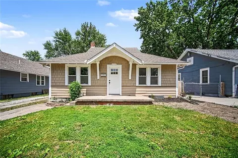10526 E 9th St, Independence, MO 64053