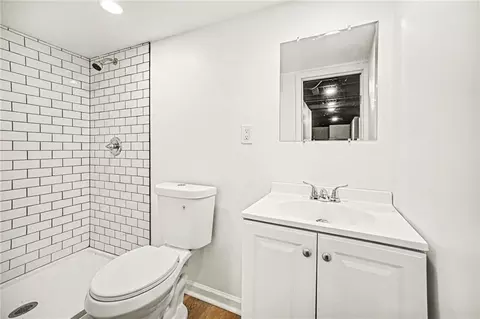 Bath - 10526 E 9th St, Independence, MO 64053 photo 1 of 2