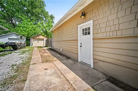 Exterior - 10526 E 9th St, Independence, MO 64053 photo 6 of 8