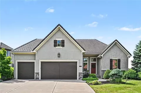 8245 Westlake Dr, Parkville, MO 64152