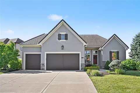 8245 Westlake Dr, Parkville, MO 64152