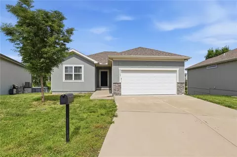 21709 N Ridge Ct, Peculiar, MO 64078