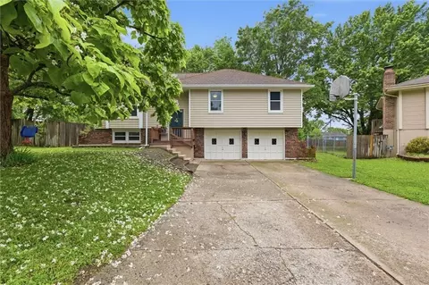 629 SW 36th Ter, Lees Summit, MO 64082