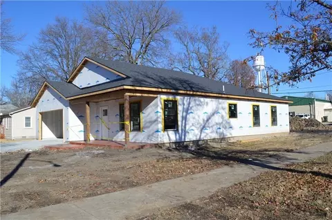 906 S Monroe St, Lyndon, KS 66451