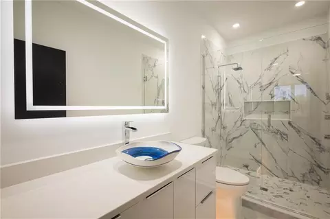 Bath - 3331 S Saddle Ridge Ct, Independence, MO 64057 photo 9 of 10