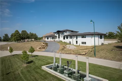 Exterior - 3331 S Saddle Ridge Ct, Independence, MO 64057 photo 3 of 19