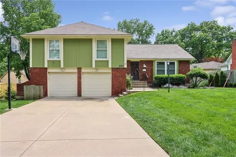 6911 E 128th St, Grandview, MO 64030